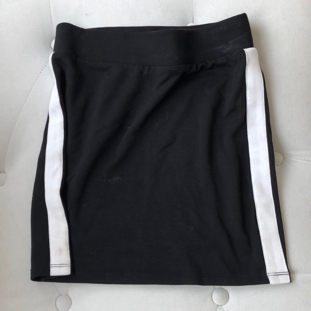 Sporty black mini skirt